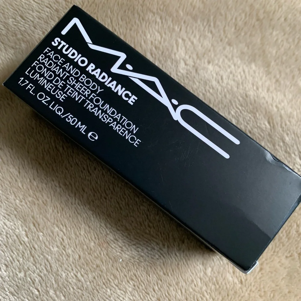 Mac Cosmetics Studio Face & Body Radiance Foundation N3 BNIB